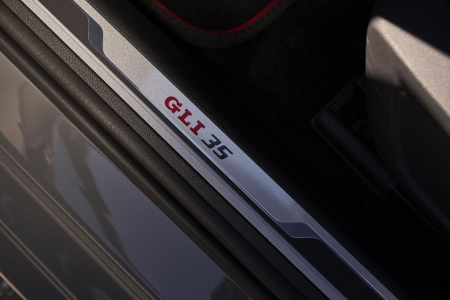 Детали интерьера Volkswagen Jetta GLI 35th Anniversary 2019 года  (NA) (фото 10 из 44)